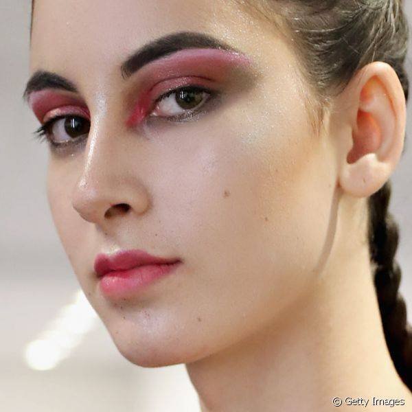 A marca Irina Shabayeva apresentou sobrancelhas muito bem preenchidas com uma mistura de sombras rosa e marrom cremosas nos olhos